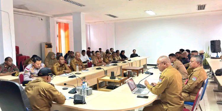 Bupati Lembata P Kanisius Tuaq menerima para kepala desa yang tergabung dalam forum APDESI di ruang rapat kantor Bupati Lembata, Senin, 8 Desember 2025.