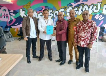 Bupati Lembata P Kanisius Tuaq menyerahkan proposal pembangunan Sekolah Rakyat kepada Wakil Menteri Sosial Agus Kabo Priyono di Jakarta, Senin, 15 Desember 2025.