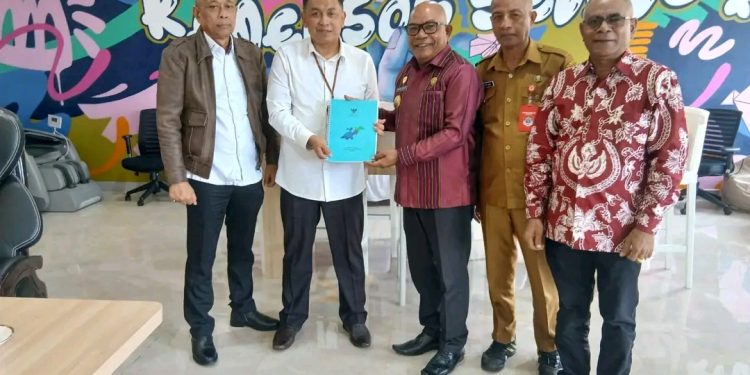 Bupati Lembata P Kanisius Tuaq menyerahkan proposal pembangunan Sekolah Rakyat kepada Wakil Menteri Sosial Agus Kabo Priyono di Jakarta, Senin, 15 Desember 2025.