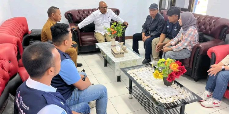 Bupati Lembata P Kanisius Tuaq dan Wakil Bupati Muhamad Nasir saat bertemu Tim Surveyor Kementerian Kelautan dan Perikanan (KKP) serta mahasiswa IPB University di Bandara Wunopito Lewoleba, Selasa, 16 Desember 2025.