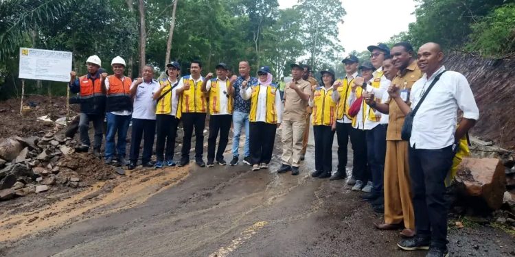 Wakil Bupati Lembata Muhamad Nasir mendampingi tim Kementerian PU memantau ruas jalan Inpres segmen Waikomo - Wulandoni.
