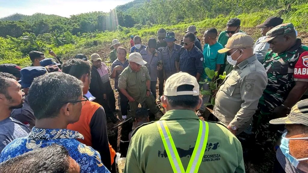 Bupati Lembata P Kanisius Tuaq bersama tim dari PT Tigate Trees Indonesia meninjau langsung lokasi pengembangan pertanian di Watanlolong, Kecamatan Nagawutun.