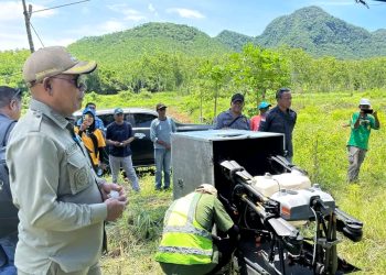 Bupati Lembata P Kanisius Tuaq bersama tim dari PT Tigate Trees Indonesia menyaksikan ujicoba pemupukan menggunakan drone di lokasi pengembangan pertanian di Watanlolong, Kecamatan Nagawutun.