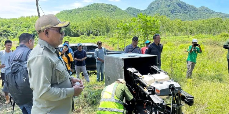 Bupati Lembata P Kanisius Tuaq bersama tim dari PT Tigate Trees Indonesia menyaksikan ujicoba pemupukan menggunakan drone di lokasi pengembangan pertanian di Watanlolong, Kecamatan Nagawutun.