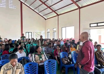 Bupati Lembata P Kanisius Tuaq berbicara di hadapan Petugas Penyuluh Lapangan saat Rapat Evaluasi Pelaksanaan Program Prioritas Daerah Tahun 2025 dan Rencana Kerja Tahun 2026 dalam bingkai Nelayan–Tani–Ternak (NTT) di aula Gereja Katolik Paroki St. Fransiskus, Lewoleba, Rabu, 16 Desember 2025.