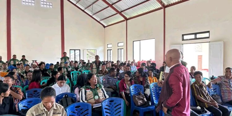 Bupati Lembata P Kanisius Tuaq berbicara di hadapan Petugas Penyuluh Lapangan saat Rapat Evaluasi Pelaksanaan Program Prioritas Daerah Tahun 2025 dan Rencana Kerja Tahun 2026 dalam bingkai Nelayan–Tani–Ternak (NTT) di aula Gereja Katolik Paroki St. Fransiskus, Lewoleba, Rabu, 16 Desember 2025.