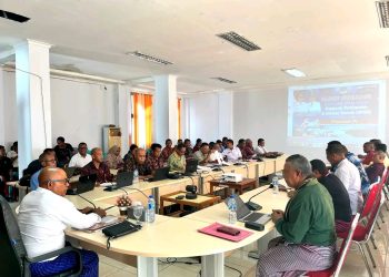 Bupati Lembata P Kanisius Tuaq memimpin rapat evaluasi Triwulan IV Tahun Anggaran 2025 yang membahas berbagai kendala serta solusi dalam pelaksanaan anggaran.