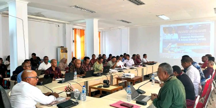 Bupati Lembata P Kanisius Tuaq memimpin rapat evaluasi Triwulan IV Tahun Anggaran 2025 yang membahas berbagai kendala serta solusi dalam pelaksanaan anggaran.