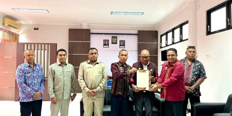 Kepala BPN Kabupaten Lembata, Yance Andrianus Talan menyerahkan sertifikat sekolah rakyat kepada Pemerintah.