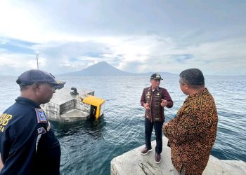 Wakil Bupati Lembata Muhamad Nasir didampingi Kepala ASDP Cabang Lembata Ananda Reza, dan Kepala Dinas Perhubungan Kabupaten Lembata Yohanes Dedeo Arimon meninjau Pelabuhan Feri Waijarang yang rusak.
