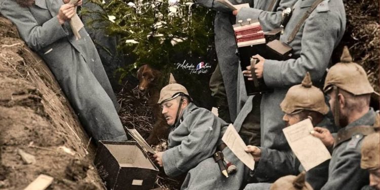 Gencatan senjata di malam Natal saat perang Dunia I yang diinisiasi Paus Benedictus XV.