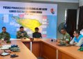 Menteri Pertahanan, Sjafrie Sjamsoeddin (kedua dari kiri) bersama Panglima TNI, Jenderal TNI Agus Subiyanto (kiri), Gubernur Aceh, Muzakir Manaf (tengah), Panglima Komando Daerah Militer Iskandar Muda, Mayor Jenderal TNI Joko Hadi Susilo (kedua dari kanan), dan Direktur Utama PLN, Darmawan Prasodjo (kanan) berkoordinasi terkait penanganan bencana alam di Aceh, 29 November 2025. Sjafrie menegaskan bahwa percepatan pemulihan listrik merupakan kebutuhan mendesak bagi masyarakat terdampak. Ia mengapresiasi langkah cepat PLN di lapangan, sekaligus mendorong agar proses pemulihan dapat terus dioptimalkan.