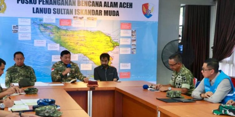Menteri Pertahanan, Sjafrie Sjamsoeddin (kedua dari kiri) bersama Panglima TNI, Jenderal TNI Agus Subiyanto (kiri), Gubernur Aceh, Muzakir Manaf (tengah), Panglima Komando Daerah Militer Iskandar Muda, Mayor Jenderal TNI Joko Hadi Susilo (kedua dari kanan), dan Direktur Utama PLN, Darmawan Prasodjo (kanan) berkoordinasi terkait penanganan bencana alam di Aceh, 29 November 2025. Sjafrie menegaskan bahwa percepatan pemulihan listrik merupakan kebutuhan mendesak bagi masyarakat terdampak. Ia mengapresiasi langkah cepat PLN di lapangan, sekaligus mendorong agar proses pemulihan dapat terus dioptimalkan.