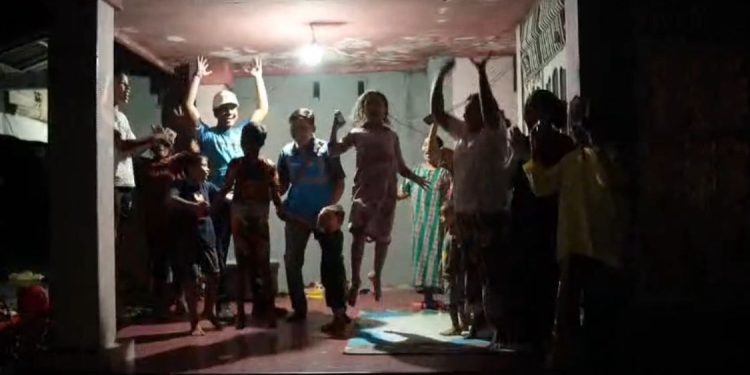 Senyum lebar Petugas PLN saat proses pemasangan kabel ke tiang jaringan listrik pengganti di Kabupaten Agam. Masyarakat sekitar tampak antusias dan turut membantu proses pemulihan kelistrikan pascabencana oleh PLN.