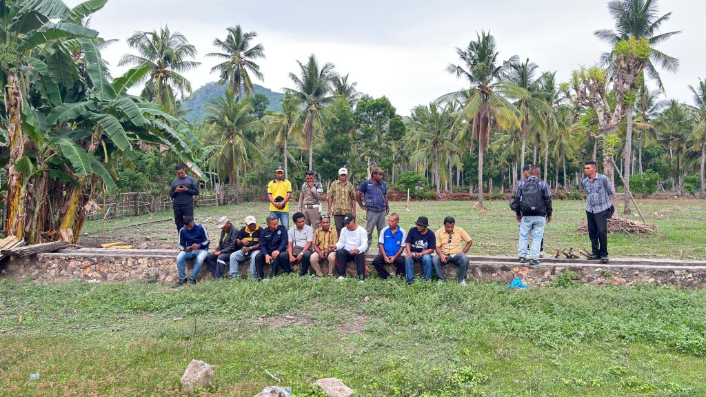 Bupati Lembata P Kanisius Tuaq sedang berdialog dengan petani di Kedang dalam kunjungan lapangan selama dua hari Jumat-Sabtu, 5-6 Desember 2025.