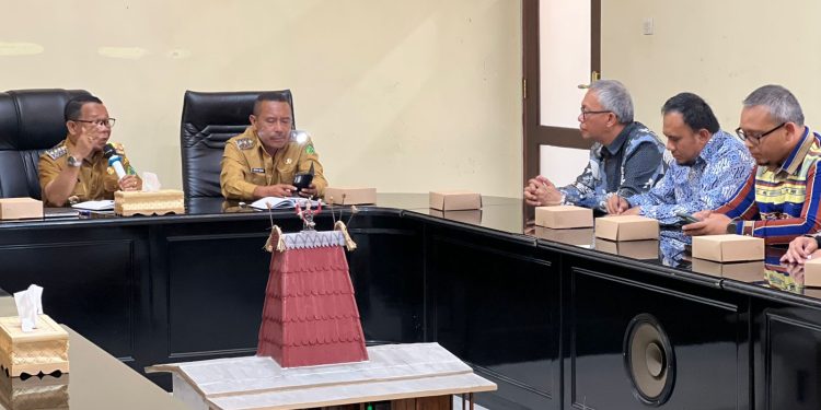 Vice President Panas Bumi PLN Kantor Pusat, Maternikus Tigor Marolop Situmorang, didampingi Manajer UPP Nusra 2 Avianda Edwin Fachruddin; Manajer Perizinan Panas Bumi Tony Widiatmoro; Kepala Teknik Panas Bumi Adrys Silaban; serta perwakilan kontraktor pelaksana pekerjaan Geo Park panas bumi berkunjung ke Ngada. Rombongan diterima Bupati Ngada, Raymundus Bena, Wakil Bupati Bernadinus Dhey Ngebu, dan jajaran Pemerintah Kabupaten Ngada.