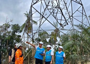 Direktur Utama PLN, Darmawan Prasodjo (ketiga dari kanan) didampingi Direktur Manajemen Proyek dan Energi Baru Terbarukan, Suroso Isnandar (kanan) dan General Manager PLN UIP Sumbagut, Dewanto (kedua dari kanan) meninjau langsung salah satu titik lokasi perbaikan Saluran Udara Tegangan Tinggi (SUTT) 150 kV Langsa–Pangkalan Brandan.