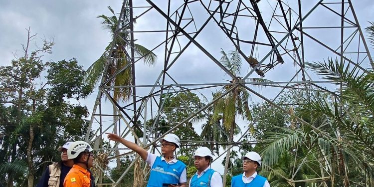 Direktur Utama PLN, Darmawan Prasodjo (ketiga dari kanan) didampingi Direktur Manajemen Proyek dan Energi Baru Terbarukan, Suroso Isnandar (kanan) dan General Manager PLN UIP Sumbagut, Dewanto (kedua dari kanan) meninjau langsung salah satu titik lokasi perbaikan Saluran Udara Tegangan Tinggi (SUTT) 150 kV Langsa–Pangkalan Brandan.