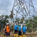 Direktur Utama PLN, Darmawan Prasodjo (ketiga dari kanan) didampingi Direktur Manajemen Proyek dan Energi Baru Terbarukan, Suroso Isnandar (kanan) dan General Manager PLN UIP Sumbagut, Dewanto (kedua dari kanan) meninjau langsung salah satu titik lokasi perbaikan Saluran Udara Tegangan Tinggi (SUTT) 150 kV Langsa–Pangkalan Brandan.