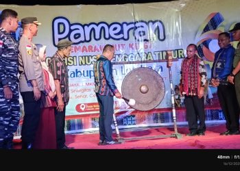 Wakil Bupati Lembata Muhamad Nasir memukul gong menandai pembukaan pameran pembangunan dalam rangka HUT NTT di Pantai Wulenluo, Lewoleba, Selasa, 16 Desember 2025.