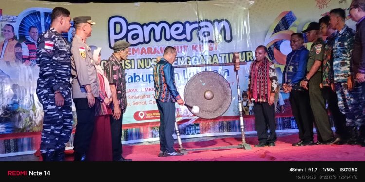 Wakil Bupati Lembata Muhamad Nasir memukul gong menandai pembukaan pameran pembangunan dalam rangka HUT NTT di Pantai Wulenluo, Lewoleba, Selasa, 16 Desember 2025.