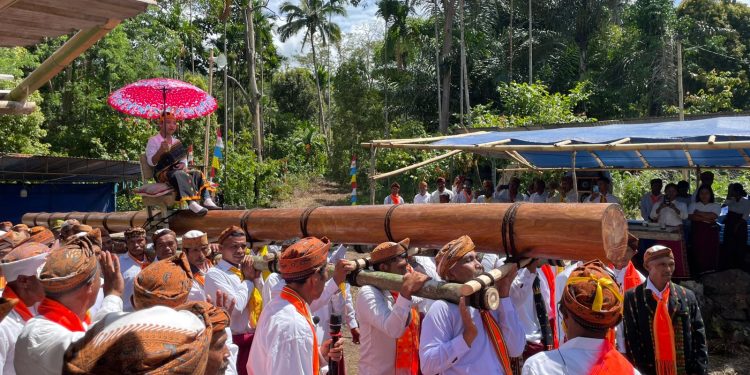 Prosesi peresmian Rumah Adat Gonggor yang dibangun melalui program Tanggung Jawab Sosial dan Lingkungan (TJSL) PT PLN (Persero) UIP Nusra di Desa Wewo, Kecamatan Satar Mese, Kabupaten Manggarai, Nusa Tenggara Timur (NTT), Senin, 15 Desember 2025.