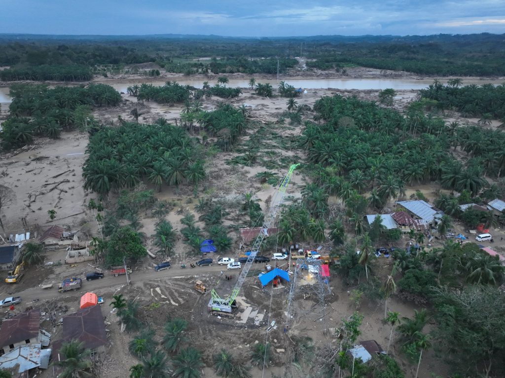 PLN juga memodifikasi alat berat atau _crane_ menjadi tower darurat untuk mengganti salah satu tower yang terdampak bencana di jalur transmisi 150 kV Pangkalan Brandan - Langsa.