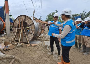Direktur Utama PLN, Darmawan Prasodjo (kiri), Direktur Transmisi dan Perencanaan Sistem PLN, Edwin Nugraha Putra (kedua dari kiri) dan para petugas PLN ketika menyelesaikan pemasangan kabel di titik tower 142 pada jaringan transmisi Pangkalan Brandan - Langsa di Aceh Tamiang.