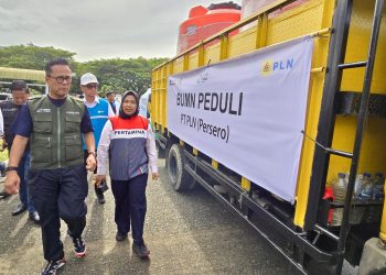 COO Danantara sekaligus Kepala BP BUMN, Dony Oskaria meninjau bantuan truk toren air yang diberikan oleh PLN dalam agenda BUMN Peduli.
