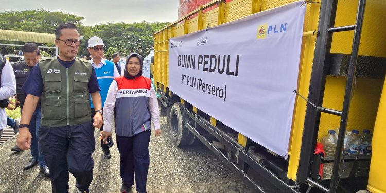COO Danantara sekaligus Kepala BP BUMN, Dony Oskaria meninjau bantuan truk toren air yang diberikan oleh PLN dalam agenda BUMN Peduli.