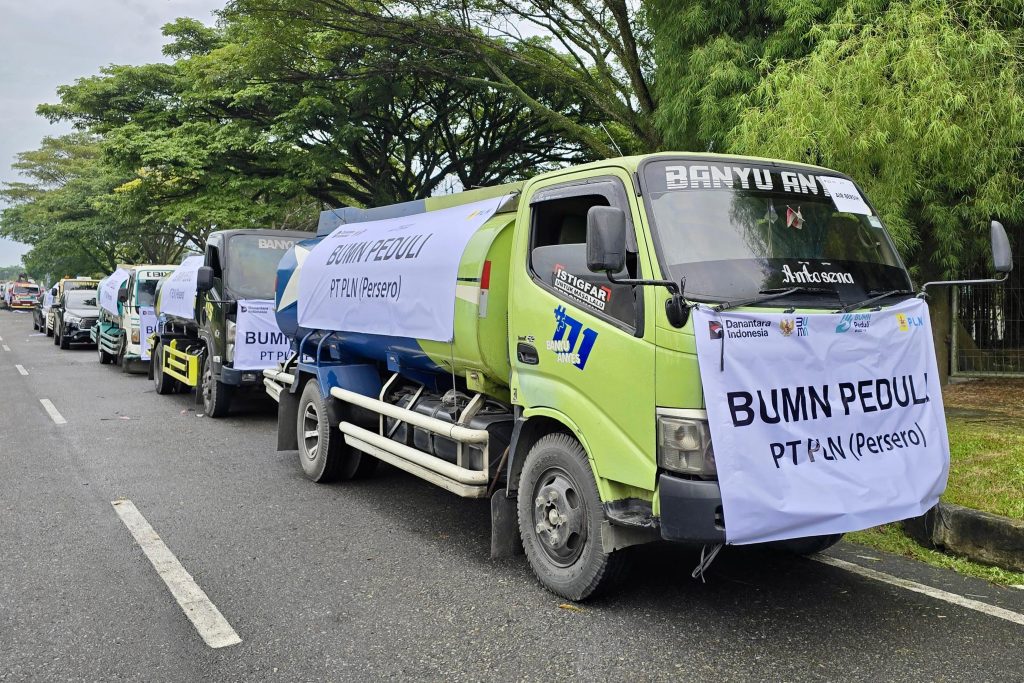Dalam kegiatan BUMN Peduli ini, PLN turut berkontribusi dengan menyalurkan berbagai bantuan berupa 10 truk air bersih, 6 truk toren air, peralatan kebersihan, selimut, serta perlengkapan ibadah untuk masyarakat terdampak di Aceh.