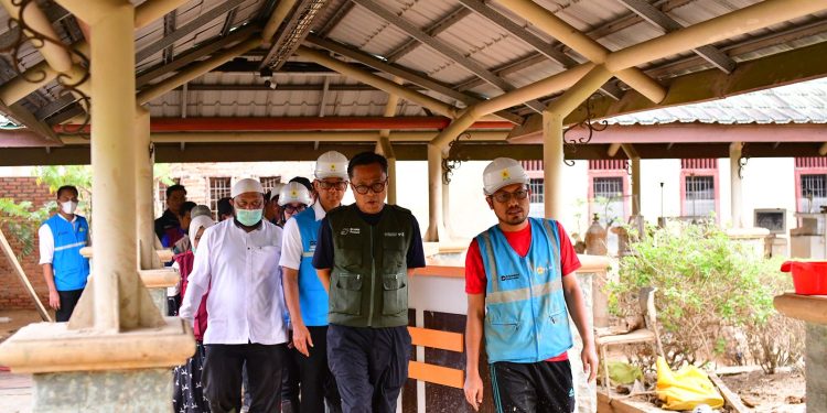 Chief Operating Officer (COO) Badan Pengelola Investasi Daya Anagata Nusantara (Danantara), Dony Oskaria (kedua dari kanan), didampingi Direktur Utama PLN, Darmawan Prasodjo (kedua dari kiri) turun langsung memastikan pemulihan fasilitas kesehatan dan layanan medis di RSUD Muda Sedia Aceh Tamiang, pada Jumat, 19 Desember 2025, berjalan cepat dan aman.