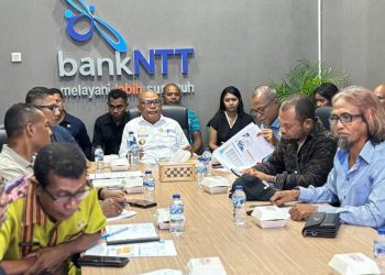 Bupati Lembata P Kanisius Tuaq memimpin rapat koordinasi membahas skema pembiayaan sektor peternakan ayam pedaging.