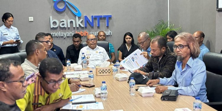 Bupati Lembata P Kanisius Tuaq memimpin rapat koordinasi membahas skema pembiayaan sektor peternakan ayam pedaging.