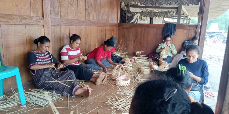 PLN UIP Nusra menyalurkan dukungan kepada Kelompok Sadar Wisata (Pokdarwis) Desa Wogo, Kabupaten Ngada, Nusa Tenggara Timur (NTT), berupa pelatihan pemandu wisata, keterampilan anyaman bambu, serta pembuatan suvenir bambu.