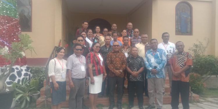 Bupati Lembata P Kanisius Tuaq foto bersama Panitia Perayaan Natal Paroki Santo Fransiskus Asisi Lamahora dari Lingkungan Santu Paulus usai mengikuti perayaan Misa Natal, Kamis, 35 Desember 2025.