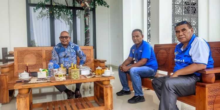 Direktur PT Persebata Lembata Berto Take didampingi Kadis Porabud Apol Mayan saat bertemu Bupati Lembata P Kanisius Tuaq untuk menyampaikan kondisi yang sedang dihadapi Tim Persebata Lembata.