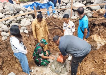 Peletakan batu pertama pembangunan fisik Koperasi Merah Putih di Desa Todanara, Kecamatan Ile Ape Timur oleh Komandan Kodim 1624/Flotim Letkol Inf Erly Merlian.