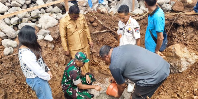 Peletakan batu pertama pembangunan fisik Koperasi Merah Putih di Desa Todanara, Kecamatan Ile Ape Timur oleh Komandan Kodim 1624/Flotim Letkol Inf Erly Merlian.
