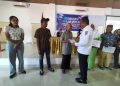 Wakil Bupati Lembata Muhamad Nasir yang juga Ketua Dewan Pertimbangan DPD Partai NasDem Lembata menyerahkan secara simbolis bantuan alat tangkap kepada nelayan Lamalera saat Sosialisasi 4 Pilar MPR RI di aula Perpustakaan Daerah Goris Keraf, Selasa, 17 Desember 2025.