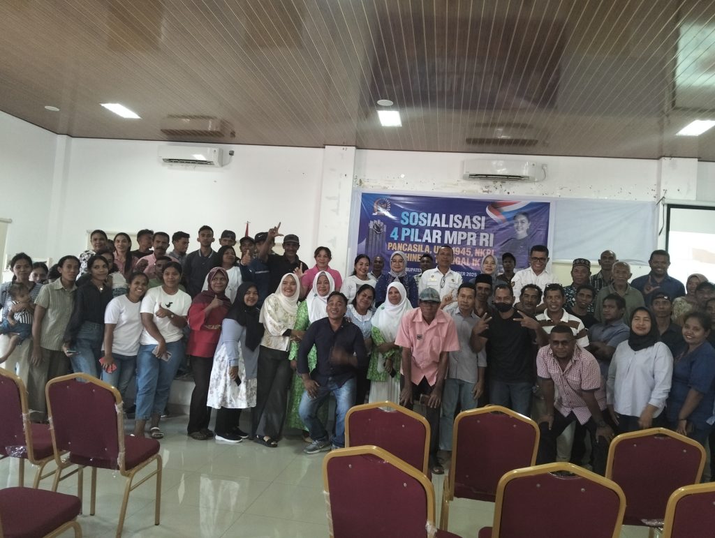 Peserta Sosialisasi 4 Pilar MPR RI foto bersama narasumber Ansel Bahi usai kegiatan sosialisasi.