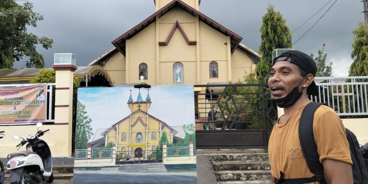 Alfros Atawolo dengan karya lukisan Gereja Santu Fransiskus dari Assisi, Lamahora, Selasa, 23 Desember 2025.