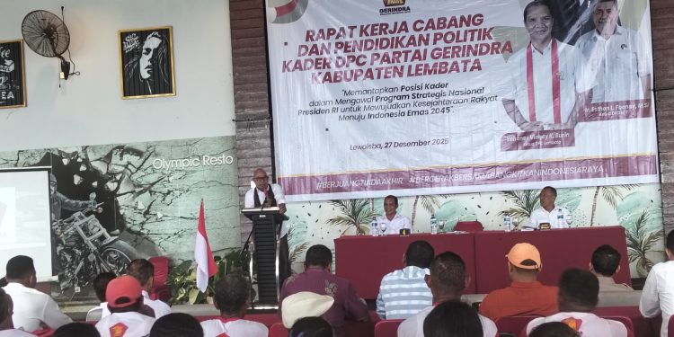 Bupati Lembata P Kanisius Tuaq membuka Rakercab dan Pendidikan Politik Kader DPC Gerindra Lembata di Olimpic Ballroom Lewoleba, Sabtu, 27 Desember 2025.