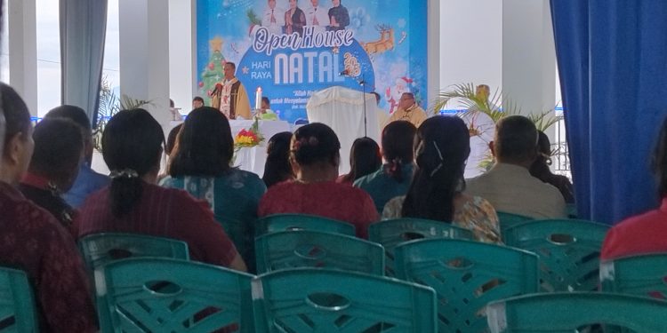 Deken Lembata Romo Philipus Sinyo dan Gomes memimpin misa Natal di Rumah Jabatan Bupati Lembata, Senin, 29 Desember 2025 bersama tujuh imam konselebran.