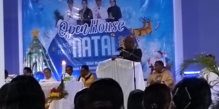 Bupati Lembata P Kanisius Tuaq saat menyapa umat dan warga yang hadir dalam sambutannya pada misa Open House Natal di Rumah Jabatan Bupati Lembata, Senin, 29 Desember 2025.
