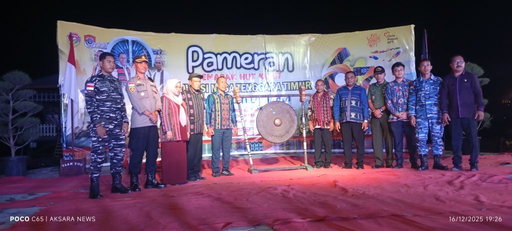 Wakil Bupati Lembata Muhamad Nasir bersama jajaran Forkompinda saat pembukaan pameran.