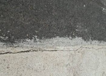 Salah satu titik kerusakan pada ruas jalan segmen Lamalera - Puor yang rusak.