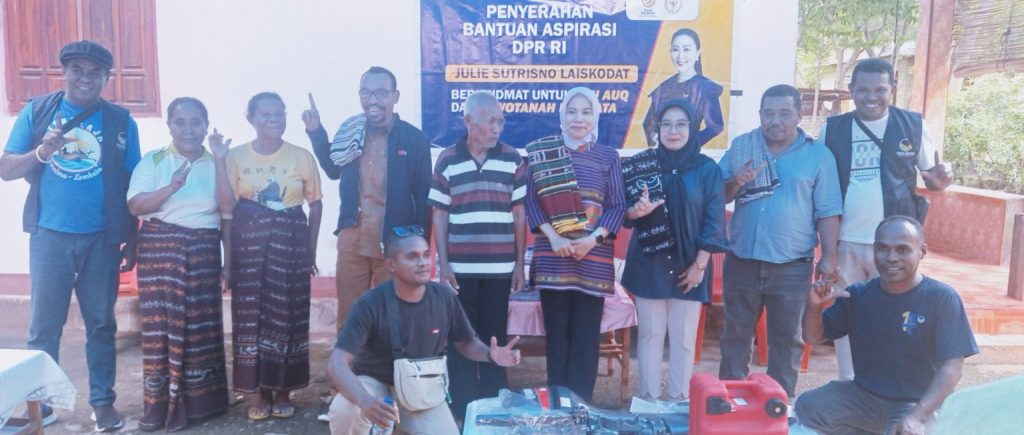 Minarni, Staf Ahli anggota DPR RI Julie Sutrisno Laiskodat didampingi Ketua DPD Partai NasDem Lembata Yuni Damayanti foto bersama para nelayan Lamalera A usai penyerahan mesin perahu di desa itu, Selasa, 16 Desember 2025.