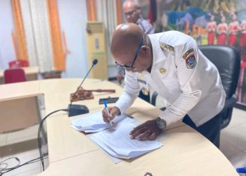 Bupati Lembata P Kanisius Tuaq didampingi Sekretaris Daerah Paskalis Ola Tapobali menandatangani dokumen penetapan APBD Kabupaten Lembata Tahun Anggaran 2026 pada 31 Desember 2025 malam lalu.