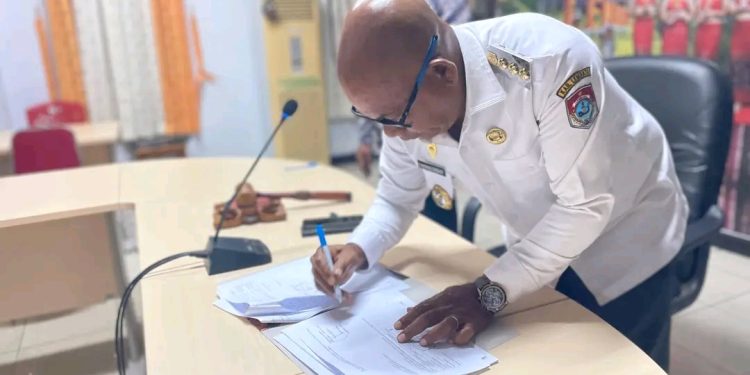 Bupati Lembata P Kanisius Tuaq didampingi Sekretaris Daerah Paskalis Ola Tapobali menandatangani dokumen penetapan APBD Kabupaten Lembata Tahun Anggaran 2026 pada 31 Desember 2025 malam lalu.
